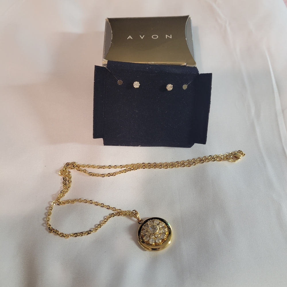 Avon Gold Necklace with Sparkling Pendant - Picture 2 of 6
